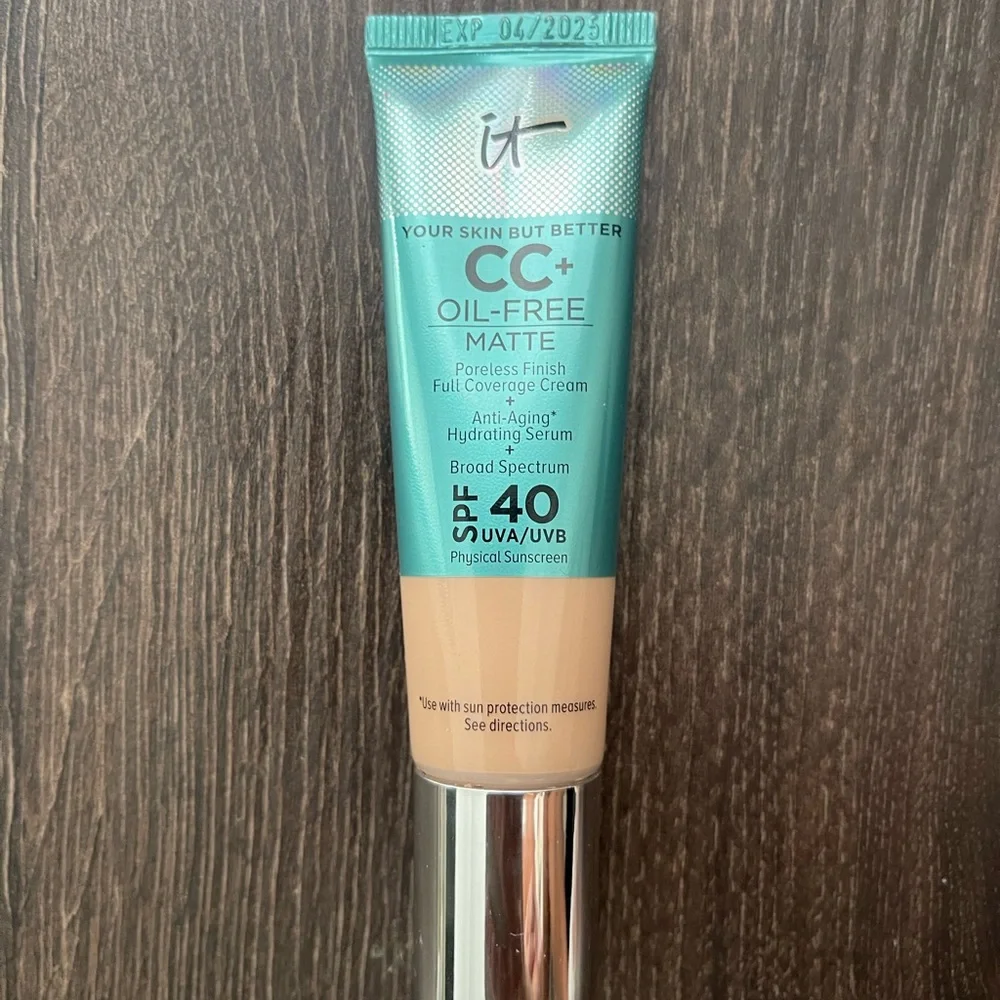 it cosmetics CC+ Oil-Free Matte CC Cream SPF 40 — Beige Tube with Teal Cap - Picture 3 of 3